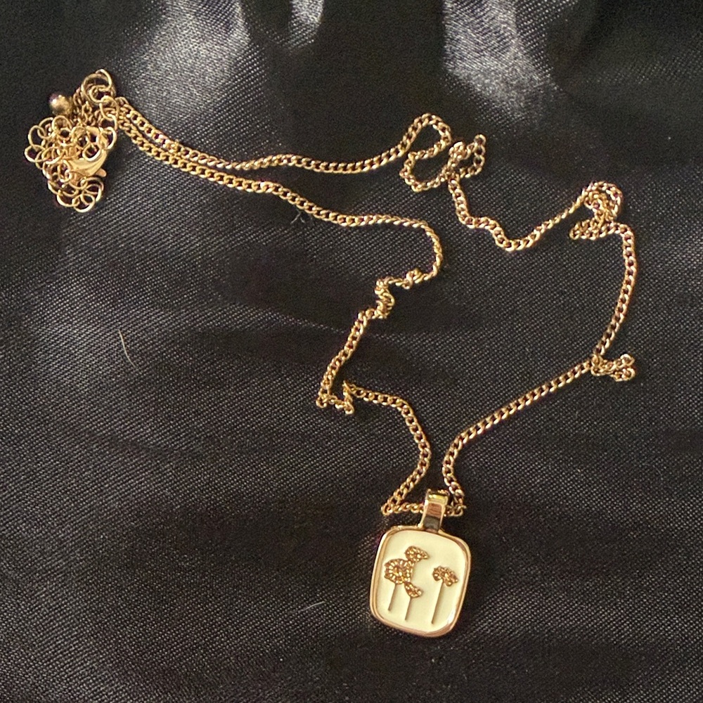 Elegant Gold Pendant Necklace